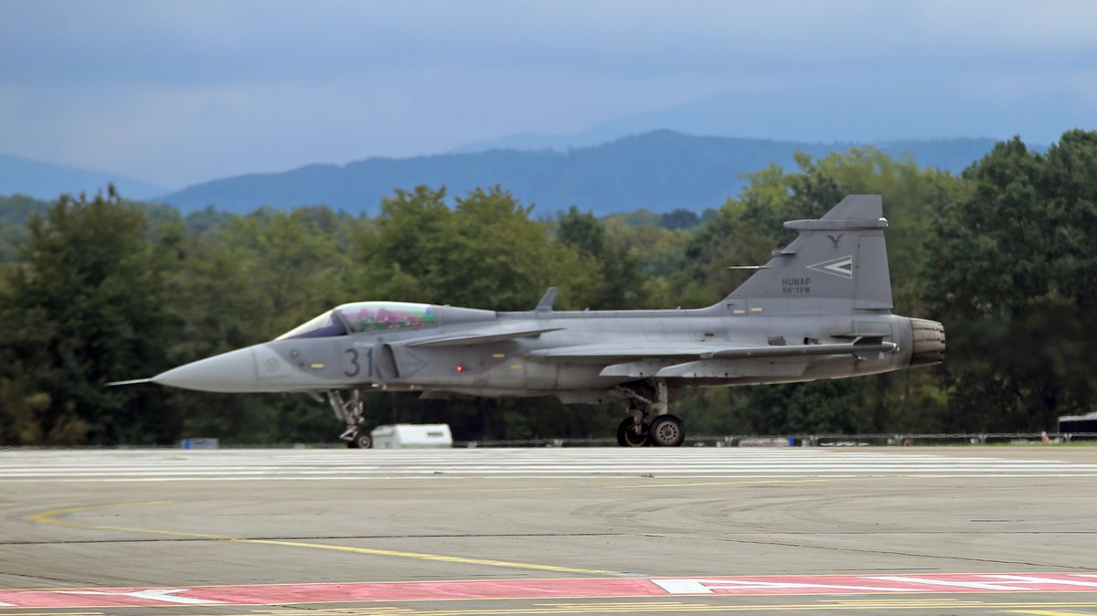 Letadlo směřující z Tel Avivu do Prahy doprovodily maďarské gripeny
